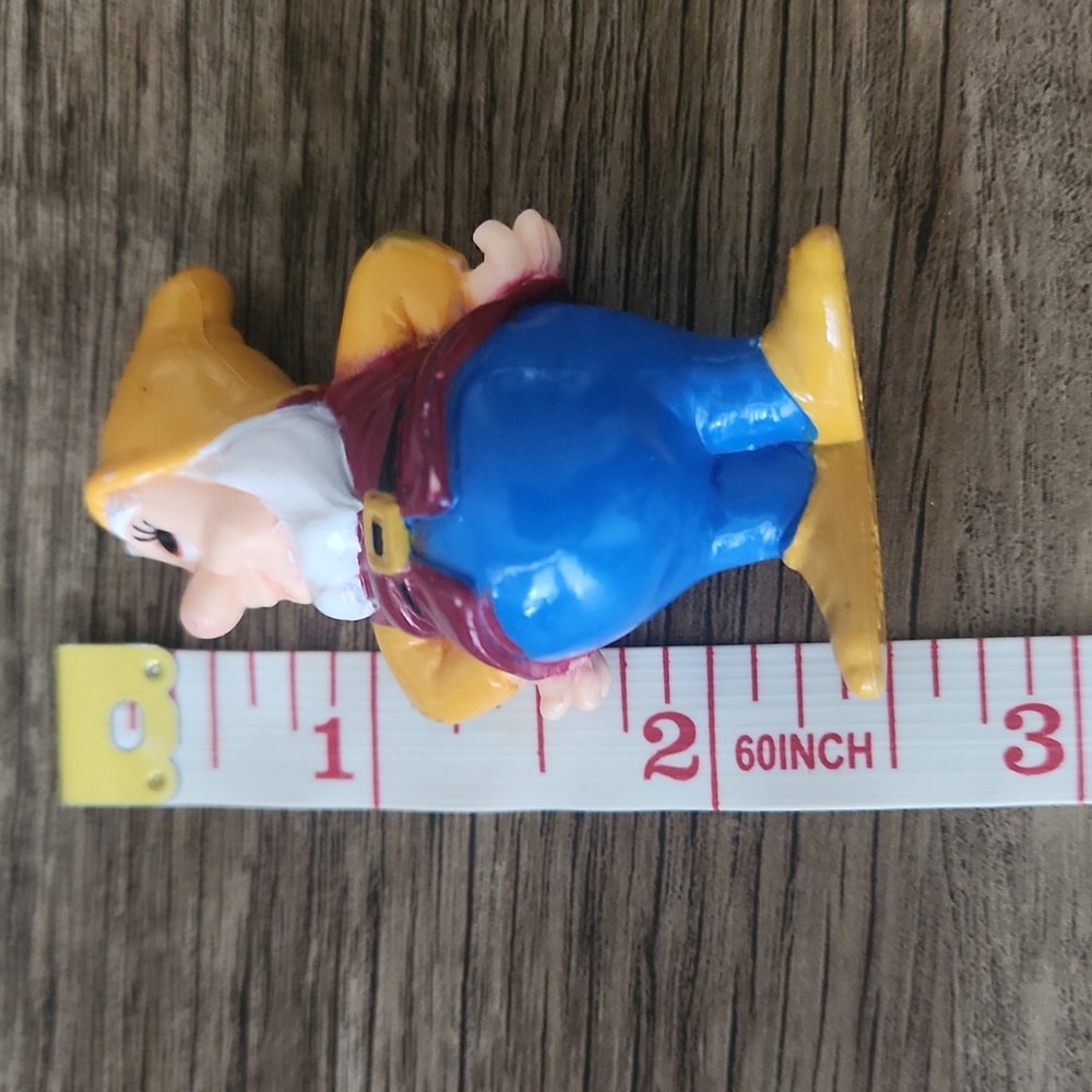 Snow White and the Seven Dwarfs Figurine Set - Picture 9 of 13